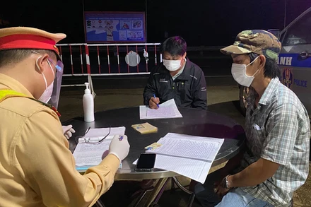 Lái xe và đối tượng trốn cách ly bị xử phạt vì vi phạm trốn cách ly và chở người trên thùng xe.