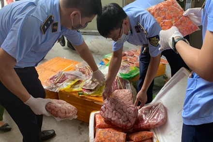 Kiểm đếm tang vật.