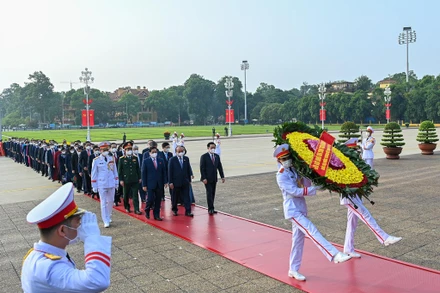 Các đại biểu Quốc hội vào Lăng viếng Chủ tịch Hồ Chí Minh