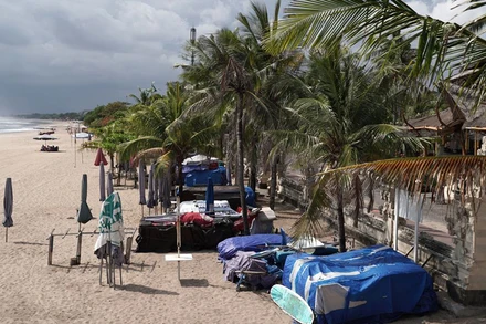 Bãi biển Kuta, Bali đìu hiu vì Covid-19 (Ảnh: Bloomberg)