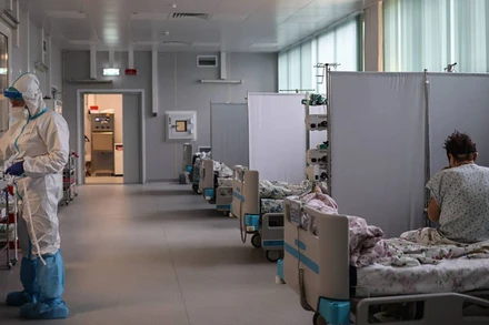 Điều trị cho bệnh nhân mắc Covid-19 trong bệnh viện Nga. (Ảnh: TASS)