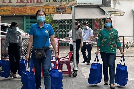 Liên đoàn Lao động quận Tân Phú, TP Hồ Chí Minh trao quà cho người lao động bị cách ly.