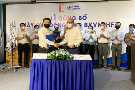 Đại diện VMED & Đại học Bách khoa ký kết hợp tác.