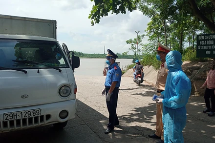 Lực lượng chức năng thực hiện công tác kiểm tra, kiểm soát phòng, chống dịch với người và phương tiện lưu thông qua các bến phà huyện Thường Tín.
