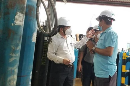 Bộ Y tế rà soát năng lực cung ứng ô-xy y tế, bảo đảm không để thiếu ô-xy y tế phục vụ điều trị. 