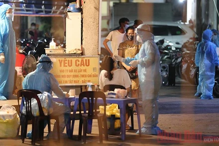 Xét nghiệm Covid-19 các đối tượng liên quan tại khu vực nhà thuốc 95 Láng Hạ. (Ảnh: DUY LINH)