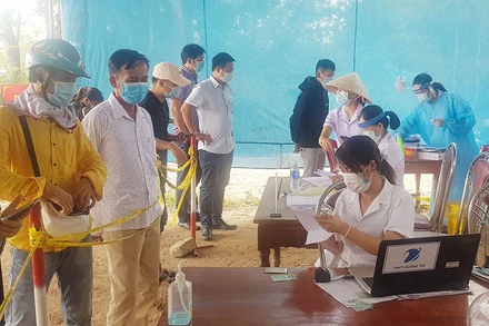 Cán bộ y tế làm việc tại chốt kiểm dịch y tế ở quốc lộ 1, phía nam tỉnh Quảng Trị 