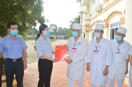 Ủy viên Trung ương Đảng, Bí thư Tỉnh ủy, Chủ tịch Hội đồng nhân dân tỉnh Quảng Ngãi Bùi Thị Quỳnh Vân thăm, tặng quà lực lượng tuyến đầu chống dịch Covid-19 của tỉnh. 