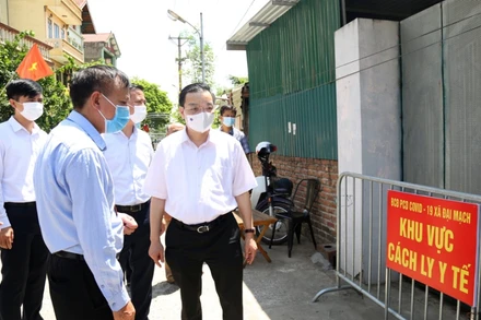 Chủ tịch UBND TP Hà Nội Chu Ngọc Anh kiểm tra công tác phòng, chống dịch Covid-19 tại thôn Mai Châu, xã Đại Mạch, huyện Đông Anh.
