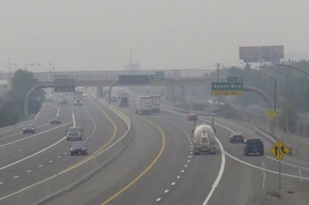 Khói bụi vì cháy rừng ở California ngày 19/8/2020 làm mờ cả đường phố ở Sparks Nev, bang Nevada cách đó hơn 320km. Ảnh: AP.