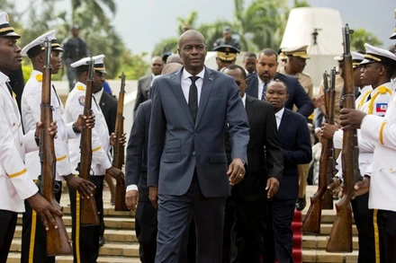 Tổng thống Jovenel Moise (giữa) rời khỏi một lễ kỷ niệm diễn ra tại bảo tàng quốc gia Pantheon, ở thủ đô Port-au-Prince, Haiti, ngày 7-4-2018. (Ảnh: AP)