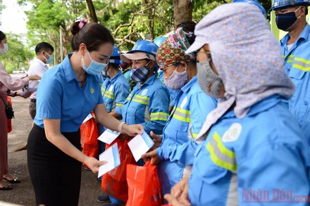 Công đoàn Xây dựng Hà Nội thăm hỏi, trao hỗ trợ công nhân, lao động.