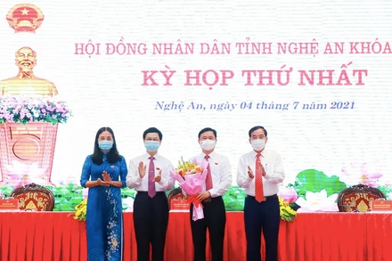 Lãnh đạo HĐND tỉnh Nghệ An khóa XVII tặng hoa chúc mừng đồng chí Thái Thanh Quý,  Ủy viên TƯ Đảng, Bí thư Tỉnh ủy Nghệ An được bầu giữ chức Chủ tịch HĐND tỉnh khóa XVIII. Ảnh: Thành Duy