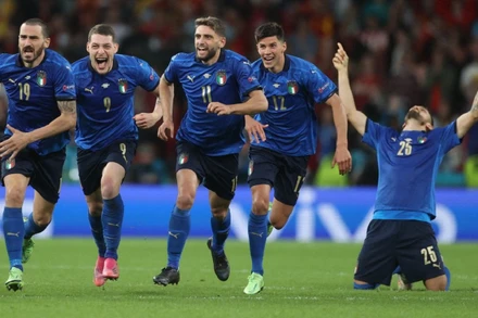 Các cầu thủ Italia ăn mừng sau khi giành chiến thắng trong loạt sút luân lưu trước Tây Ban Nha. (Ảnh: UEFA)