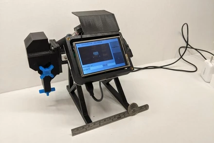 Xét nghiệm D4 được đọc bởi máy dò có kích thước bằng máy tính bảng, chạy bằng pin. Ảnh: Jake Heggestad.