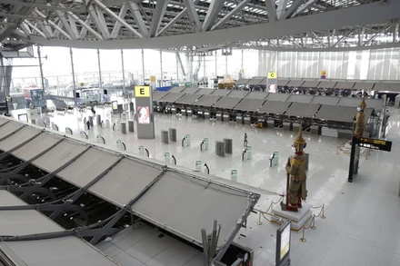 Sảnh sân bay Suvarnabhumi vắng tanh khi thủ Bangkok phong tỏa để kiểm soát đợt bùng phát dịch Covid-19. (Ảnh: Bưu điện Bangkok)