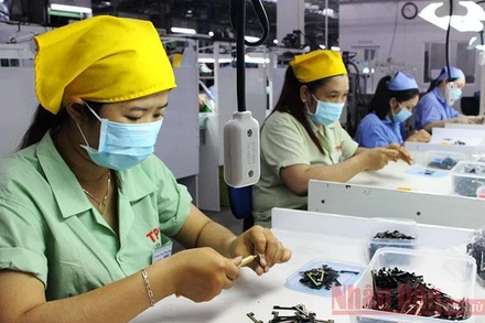 Sản xuất linh kiện điện thoại tại doanh nghiệp có vốn đầu tư nước ngoài trong KCN ở Bình Dương. (Ảnh: Mai Xuân)