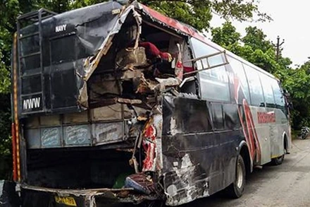 Xe buýt 2 tầng chở quá tải trọng. (Ảnh: PTI)