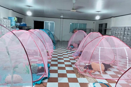 Công nhân ăn ở, sinh hoạt “3 tại chỗ tại Công ty Phát triển Kinh tế Duyên Hải (Cofidec), Khu công nghiệp Vĩnh Lộc A, huyện Bình Chánh.