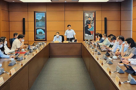 Các đại biểu thảo luận tại tổ về công tác thực hành tiết kiệm, chống lãng phí.