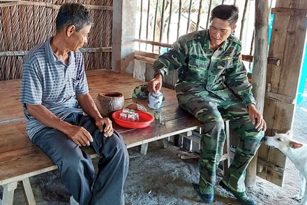 Dượng Ba Nhợi trò chuyện, động viên tinh thần anh em trên chốt.