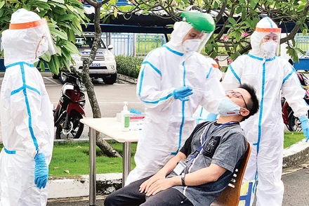 Xét nghiệm sàng lọc Covid-19 ngẫu nhiên cho lao động ở khu chế xuất Tân Thuận, Thành phố Hồ Chí Minh (Ảnh: THANH VŨ).