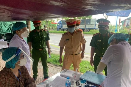 Lãnh đạo Công an thành phố kiểm tra, động viên chốt trực phòng, chống dịch Covid-19. 