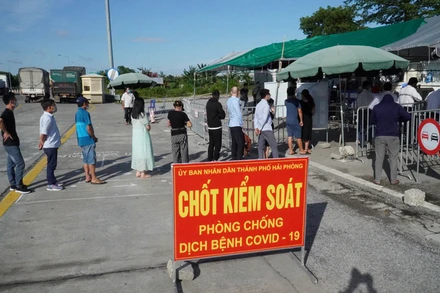 Hải Phòng siết chặt kiểm soát người và phương tiện từ/ đi qua Hà Nội vào thành phố.