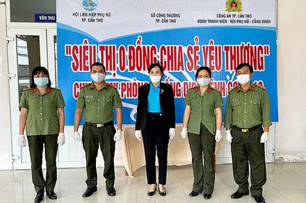 Đại diện Ban Tổ chức Chương trình “Siêu thị không đồng – Chia sẻ yêu thương” tại lễ khánh thành “Siêu thị”.