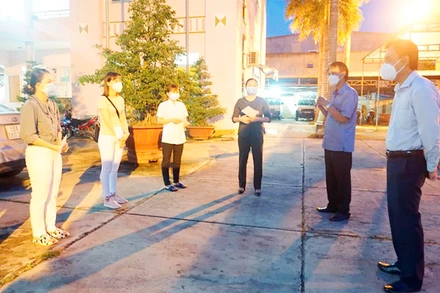 Bí thư Huyện ủy Tháp Mười Nguyễn Văn Vũ Minh và Chủ tịch UBND huyện Trần Thị Quý đến động viên đoàn y sĩ Tháp Mười.