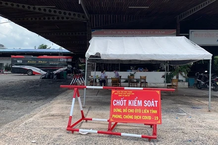 Một chốt kiểm soát dịch Covid-19 đặt tại Trạm dừng được bố trí làm điểm dừng tạm thời cho các xe vận chuyển hành khách trên tuyến Quốc lộ 1A đi ngang qua địa bàn tỉnh Bình Thuận