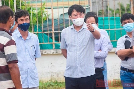 Đồng chí Lê Quốc Phong và đoàn công tác đến khảo sát tại vị trí xây dựng Bệnh viện dã chiến huyện Tân Hồng.