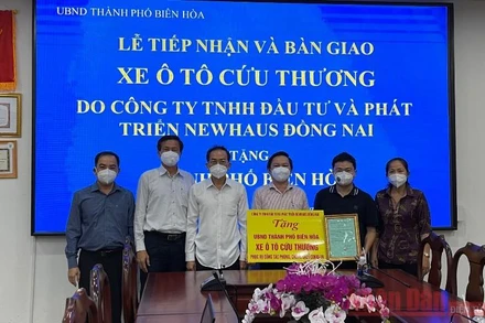 Lãnh đạo Thành ủy, UBND TP Biên Hòa tiếp nhận xe cứu thương.