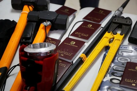 Hộ chiếu và một số vật dụng của các nghi phạm trong vụ ám sát Tổng thống Haiti. (Ảnh: Reuters)