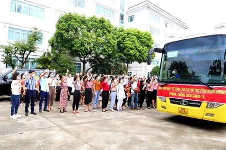 Đoàn bác sĩ, nhân viên y tế tỉnh Lào Cai lên đường giúp tỉnh Bình Dương phòng, chống dịch Covid-19.