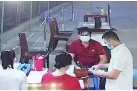 Tài xế N.V.M. (người ngồi) liên quan đến vụ án. (Công an Long Xuyên cung cấp)