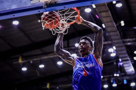 Ngoại binh Mike Bell của Hanoi Buffaloes úp rổ tại VBA 2020. (Ảnh: VBA)