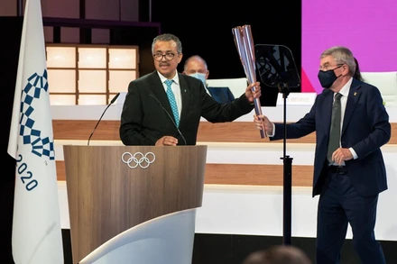 Ông Ghebreyesus (bên trái) tại phiên họp thứ 138 của IOC. (Ảnh: Japantimes)