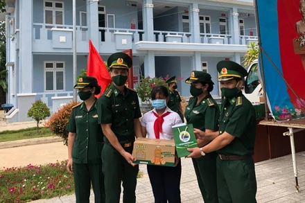 Tặng quà và tuyên truyền cảnh giác dịch Covid-19 tại biên giới Tây Ninh.