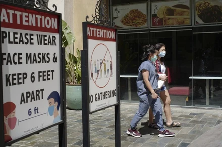 Người dân tại Los Angeles, Mỹ đeo khẩu trang khi ra ngoài. (Ảnh: AP)