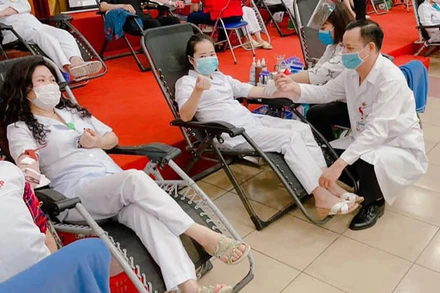 Nhân viên y tế hiến máu tình nguyện hồi đầu năm nay.