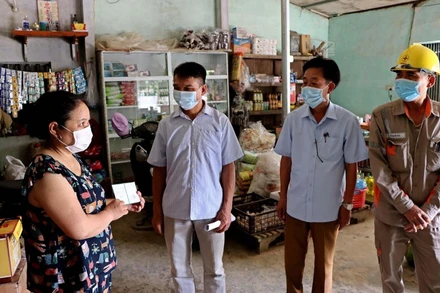 Bà Bùi Thị Thuần (trái) khu Nội Sung, thị trấn Bo, huyện Kim Bôi bức xúc về việc đã mua bảo hiểm nhưng không phải của ngành điện như nhân viên bán bảo hiểm tư vấn.