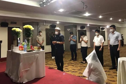 Thứ trưởng Y tế Nguyễn Trường Sơn, Trưởng Bộ phận thường trực chống dịch của Bộ Y tế tại TP Hồ Chí Minh đến viếng cha sinh viên Dương Thị Anh.