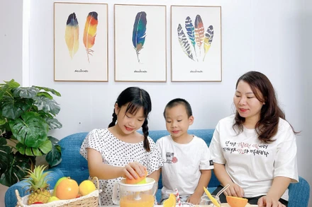 Mẹ cùng các con chuẩn bị những thức uống dinh dưỡng. (Ảnh: VNM)