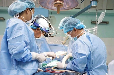 Các bác sĩ phẫu thuật cho bệnh nhi.