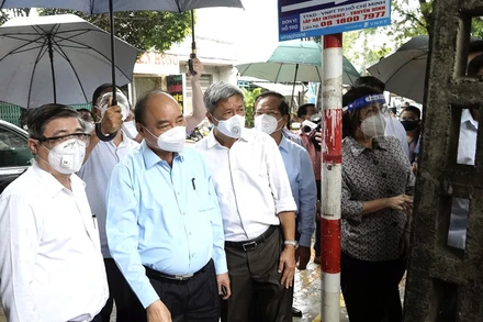 Chủ tịch nước Nguyễn Xuân Phúc thăm người dân trong khu phong tỏa tại thị trấn Hóc Môn, huyện Hóc Môn, TP Hồ Chí Minh. (Ảnh: PHẠM NGUYỄN)