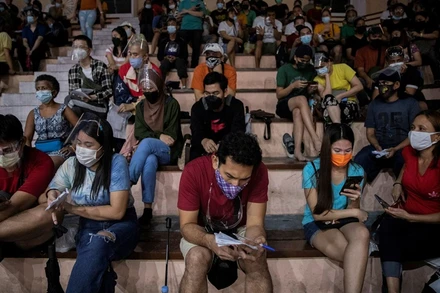 Bên trong trung tâm tiêm chủng tại Manila, Philippines. (Ảnh: Reuters)