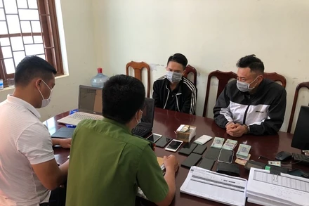 Một số đối tượng trong đường dây tổ chức đánh bạc và đánh bạc tại cơ quan điều tra. 