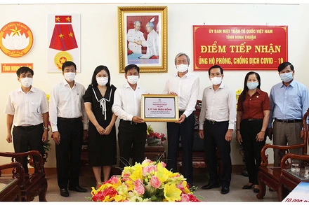 Đại diện Tập đoàn Trungnam Group trao tặng 15 nghìn bộ kít xét nghiệm Covid-19 cho Mặt trận Tổ quốc Việt Nam tỉnh Ninh Thuận.