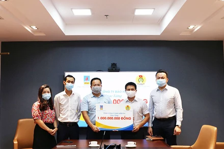 Bảo hiểm PVI trao tặng 1 tỷ đồng cho các cán bộ y tế tuyến đầu chống dịch. (Ảnh: PVI)